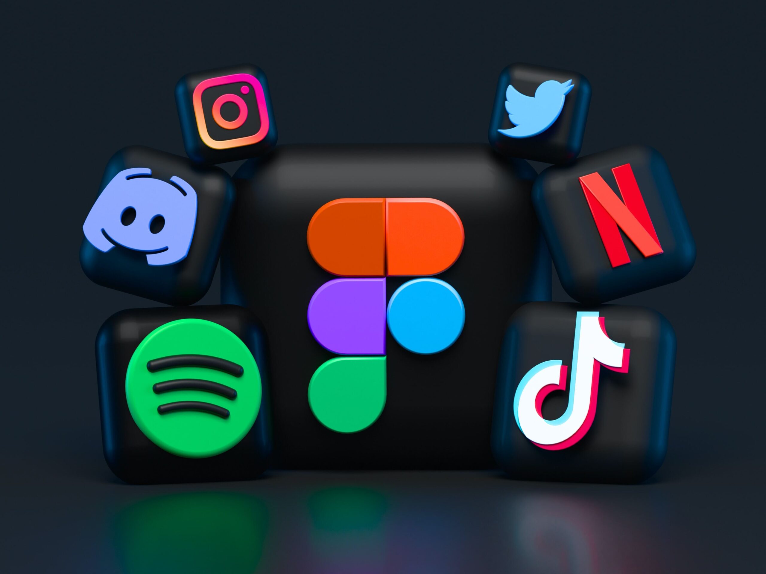 Dunkler Hintergrund mit Social Media Logos auf schwarzen Würfeln